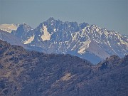 62 E si vede oggi anche  il Pizzo Camino in Val di Scalve, qui allo zoom
